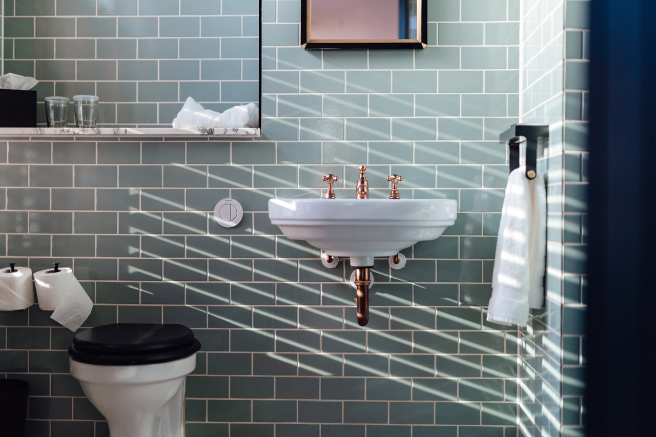 Sunlight coming through in a contemporary stylish bathroom